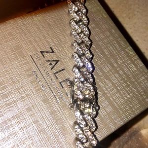 Zales diamond silver chain ( copper based why 1,500 not 15000) moving to Florida